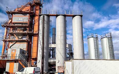 What precautions should be taken when operating an asphalt mixing plants